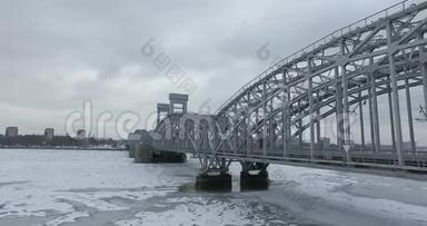 空中观景。 冬季阴寒天气沿涅瓦河飞行.. 彼得堡河上的桥。 鸟的高度