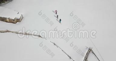 对一些滑雪爱好者和高山进行了仰视射击。