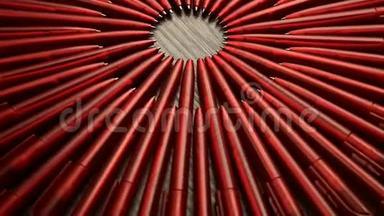 许多红色的钢笔在黑色的木制背景上围成一个圆圈。 概念办或学校，知识日，九月一日..