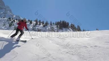 冬季滑雪者在山上的斜坡上滑雪