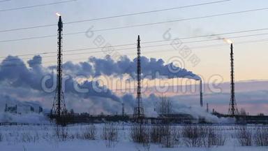 日落天空背景下的炼油厂。寒冷的雪夜。