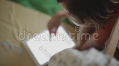 女人用平板电脑