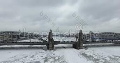 空中观景。 冬季阴寒天气沿涅瓦河飞行.. 彼得堡河上的桥。 鸟的高度