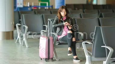 航空公司乘客在机场休息室等待航班飞机。 带智能手机的白人女人在候<strong>诊室</strong>