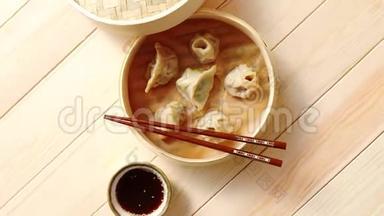 传统的中国饺子放在木竹蒸笼里