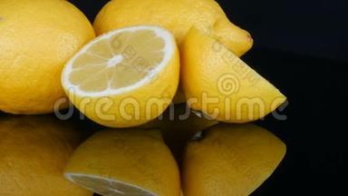 新鲜多汁的黑底黄柠檬