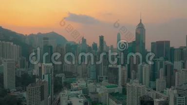 香港-2018年5月：香港市中心维多利亚港维多利亚峰上空日落的鸟瞰图。