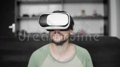 年轻留胡子的嬉皮士用他的VR耳机显示虚拟现实游戏或<strong>观看</strong>360<strong>视频</strong>坐着