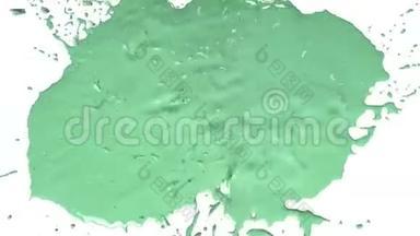 彩色颜料。 绿色的水滴落下来，溅在白色上