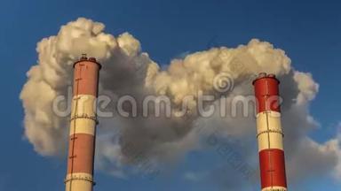 在<strong>寒冷</strong>的<strong>天气</strong>里，发电厂排放烟雾和蒸汽