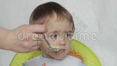 小男孩用勺子吃饭