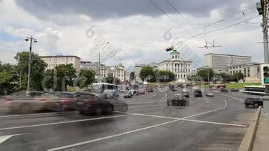 克里姆林宫附近莫斯科市中心街道上的日常交通