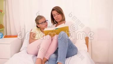 快乐的女孩和妈妈在家看书