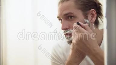 浴室里有剃须刀的男人剃须刀