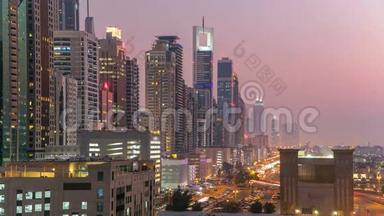 迪拜市中心的塔楼日夜不停。 日落后带摩天大楼的谢赫扎耶德公路的鸟瞰图。