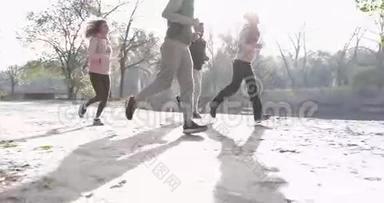 青少年活动健身跑步者运动户外运动男人和女人慢跑早晨