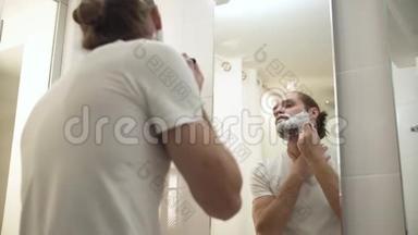 浴室里有剃须刀的男人剃须刀