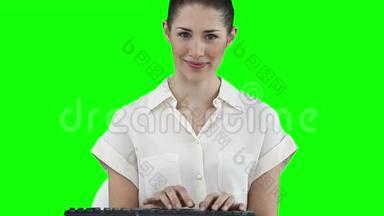 女商人用虚拟<strong>键盘</strong>工作