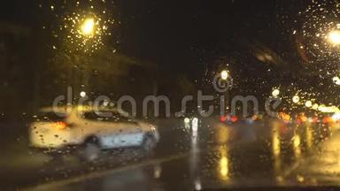 大暴雨期间城市高速公路上的夜间交通