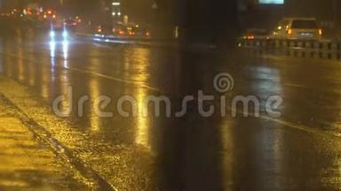 大暴雨期间城市高速公路上的夜间交通
