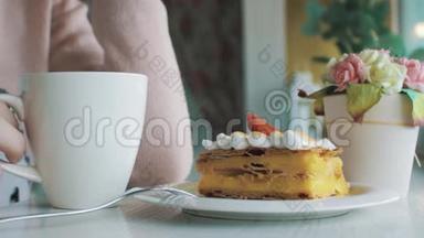 经典的法式甜点millefeuille<strong>放</strong>在木板上。 拿破仑蛋糕<strong>放</strong>在托盘或桌子上，上面有薄<strong>荷</strong>和一杯咖啡和鲜花