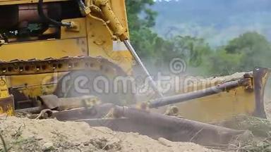 不明身份的工人控制推土机到挖掘机平地机拆除地面