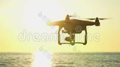夕阳天空中的无人机.. 海浪山脉靠近室外的四架直升机。 电影制作人婚礼录像带的概念