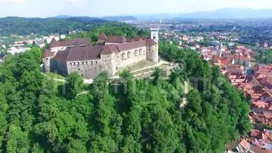 在斯洛文尼亚的山上俯瞰卢布尔雅那城堡。