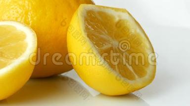 白色背景上成熟的新鲜多汁的黄<strong>柠檬</strong>。