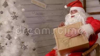 圣诞老人手里拿着一个大礼盒