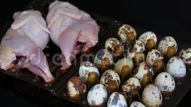 黑色鹌鹑蛋旁边的塑料棕色托盘中鹌鹑的新鲜肉