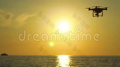 夕阳天空中的无人机.. 海浪山脉靠近室外的四架直升机。 电影制作人<strong>婚礼录像</strong>带的概念