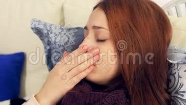 病妇在床上用纸纸组织<strong>咳嗽</strong>