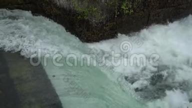 河流瀑布-在冰冷的河流中流动和飞溅的水