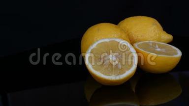 新鲜多汁的黑底黄柠檬