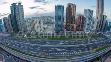 迪拜市中心的塔楼日夜不停。 日落后带摩天大楼的谢赫扎耶德公路的鸟瞰图。