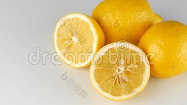 白色背景上成熟的新鲜多汁的黄柠檬。