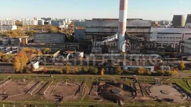 城市附近有吸烟管道的工业工厂的鸟瞰图。 工业区。 从无人驾驶飞机到