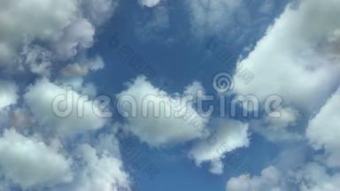 在云层中飞行，镜头在云层中移动