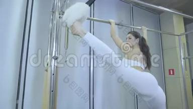 普拉提。 穿着<strong>白色衣服</strong>的女人在健身房里练习举重运动。 所有系列编号01234567890001。