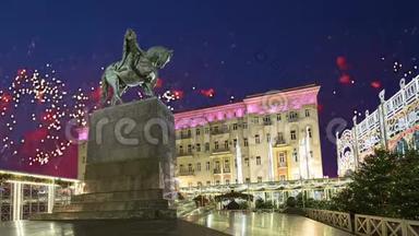 在莫斯科市中心的Tverskaya广场上<strong>燃放</strong>烟花。 尤里·多格鲁基纪念碑，俄罗斯