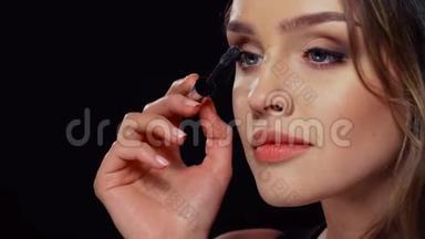 化妆。 美丽的女人用睫毛膏