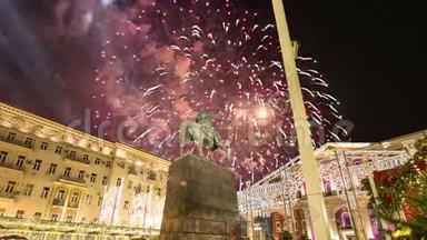 在莫斯科市中心的Tverskaya广场上燃放烟花。 尤里·多格鲁基纪念碑，俄罗斯