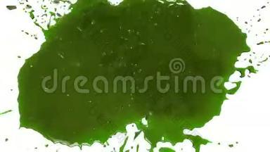 绿色的水滴落下来，溅在白色上。