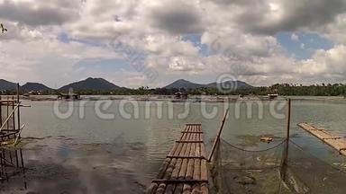 湖棚屋旁的竹筏
