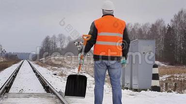 冬天在铁路道口上铲雪的工人