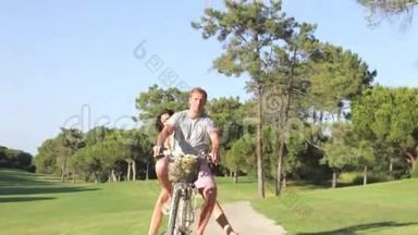 公园骑自行车的情侣<strong>共享单车</strong>