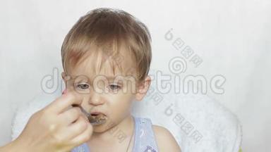 小男孩用勺子吃饭