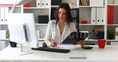 女商人在光办公室处理文件。