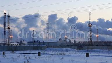 日落天空背景下的<strong>炼油厂</strong>。 冰霜的雪